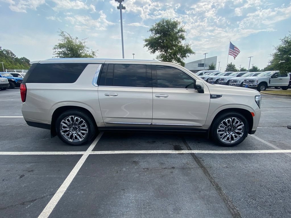 Used 2023 GMC Yukon XL Denali Ultimate AWD/4WD image 8