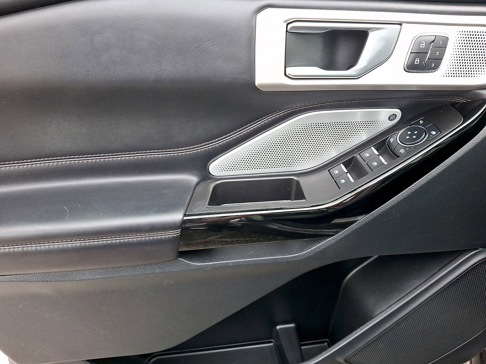 Certified 2021 Ford Explorer Platinum w/ Equipment Group 601A image 11