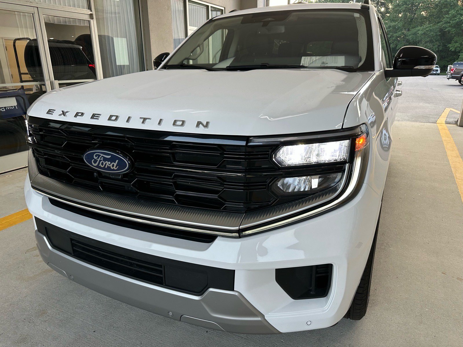 Certified 2025 Ford Expedition Max Platinum w/ Driver's Package AWD/4WD image 1
