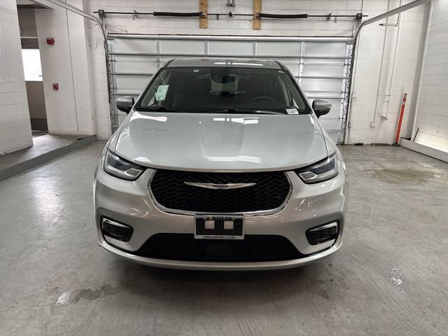 Used 2023 Chrysler Pacifica Touring-L image 25