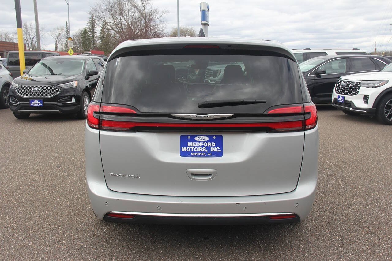 Used 2024 Chrysler Pacifica Touring-L FWD image 4