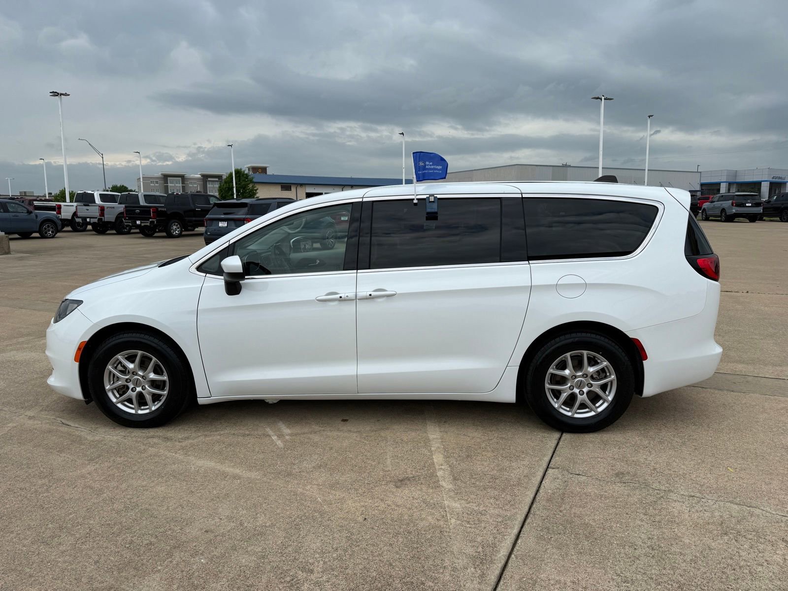 Used 2023 Chrysler Voyager LX FWD image 8