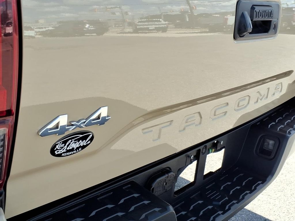 Used 2020 Toyota Tacoma SR5 w/ Technology Package AWD/4WD image 13