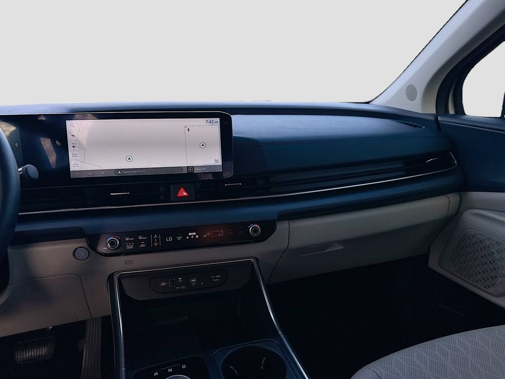 Used 2025 Kia Carnival EX FWD image 23