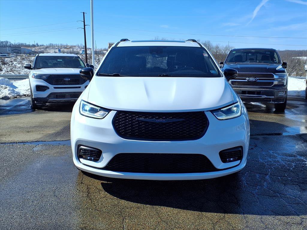 Used 2025 Chrysler Pacifica Limited image 5