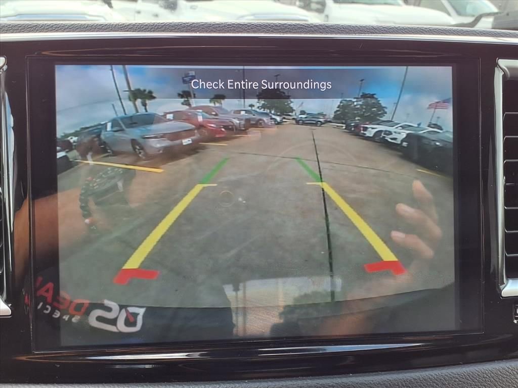 Used 2024 Chrysler Pacifica Touring-L image 10