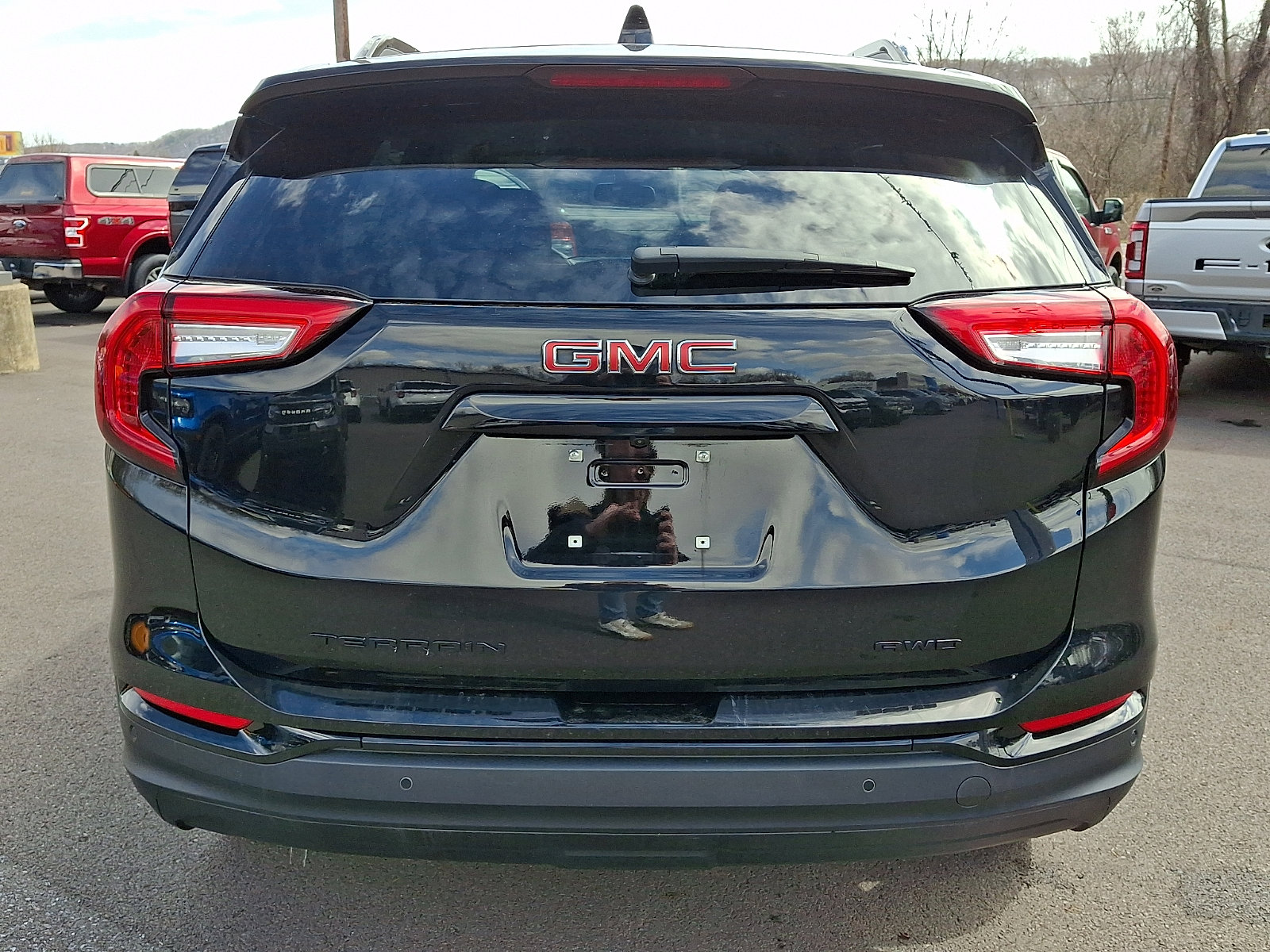 Used 2023 GMC Terrain SLE w/ Driver Convenience Package image 9