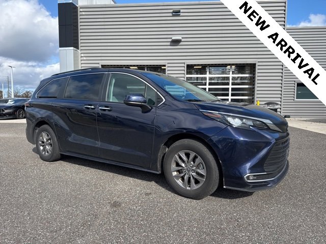 Used 2024 Toyota Sienna XLE image 1