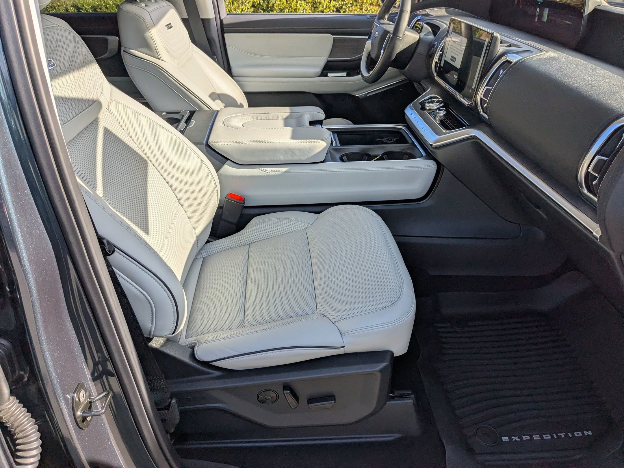 Certified 2025 Ford Expedition Platinum w/ Platinum Ultimate Package image 40