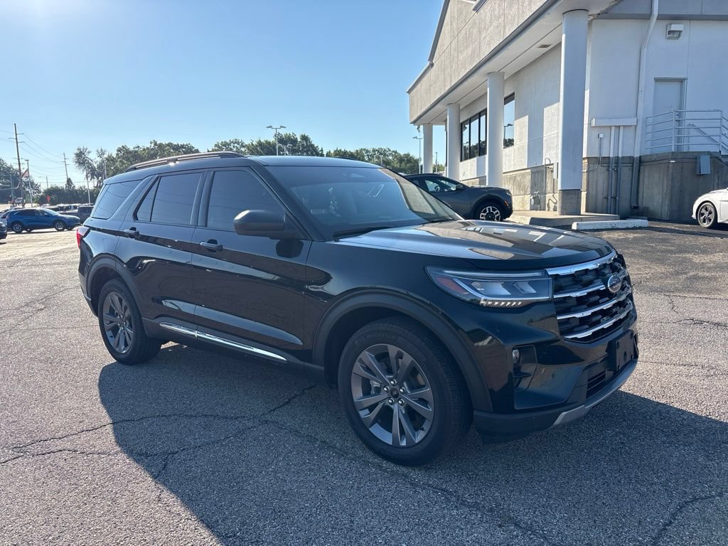 Certified 2025 Ford Explorer Active w/ Active Comfort Package AWD/4WD image 1