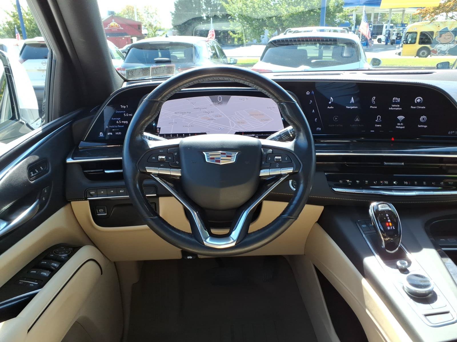 Used 2023 Cadillac Escalade Premium Luxury AWD/4WD image 13