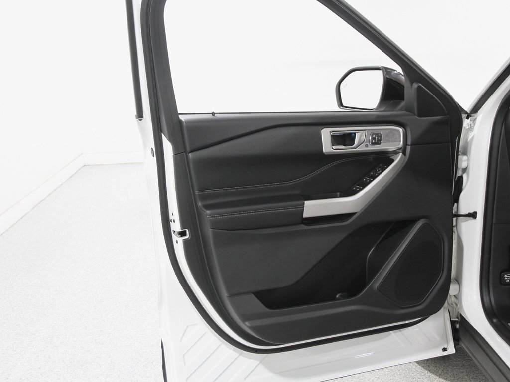 Certified 2022 Ford Explorer Limited w/ Equipment Group 301A image 6