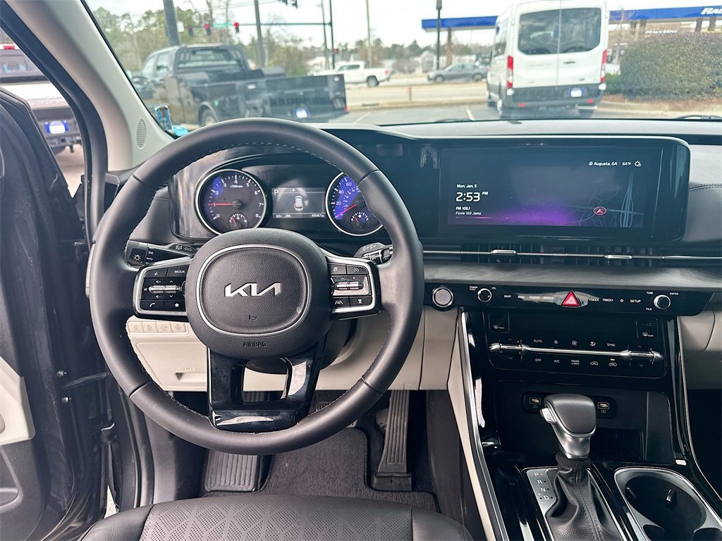 Used 2024 Kia Carnival EX image 19
