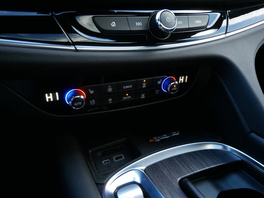 Used 2022 Buick Enclave Avenir image 27