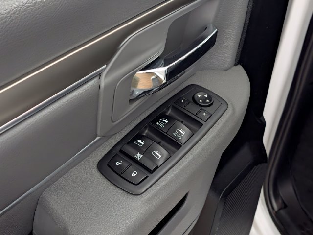 Used 2018 RAM 1500 Classic SLT AWD/4WD image 16
