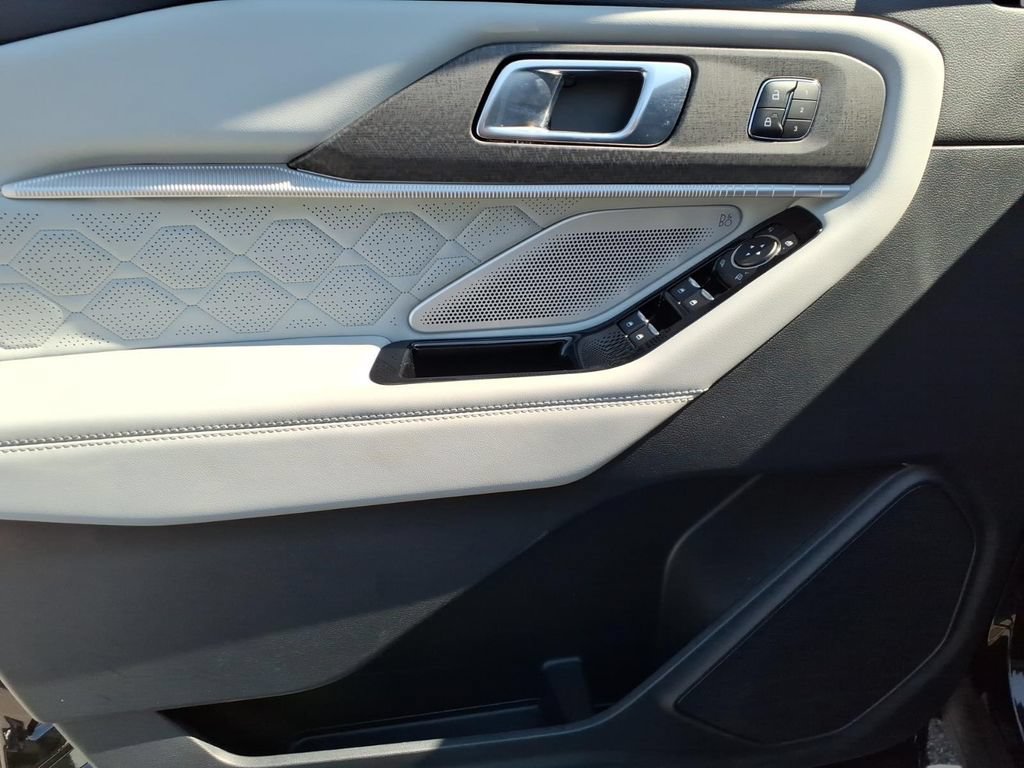 Certified 2025 Ford Explorer Platinum w/ LUX Leather Package AWD/4WD image 15