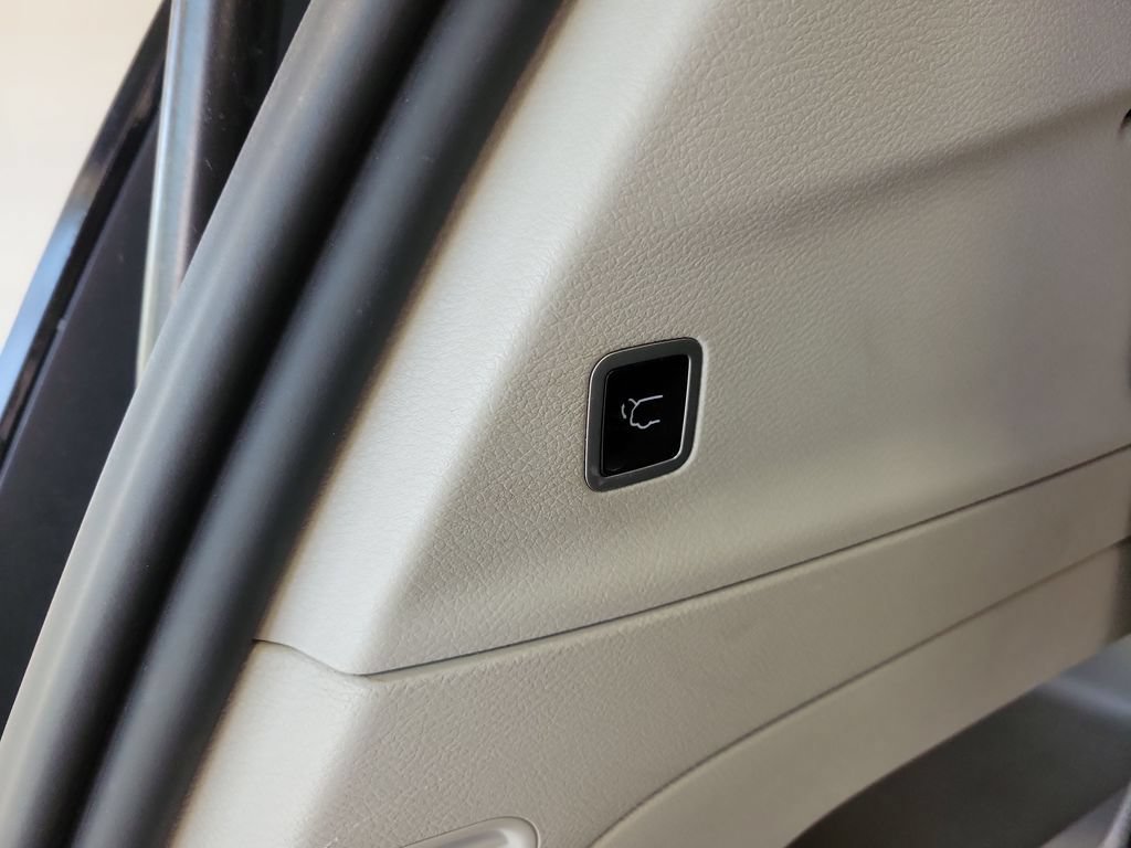 Used 2023 Chrysler Voyager LX FWD image 21