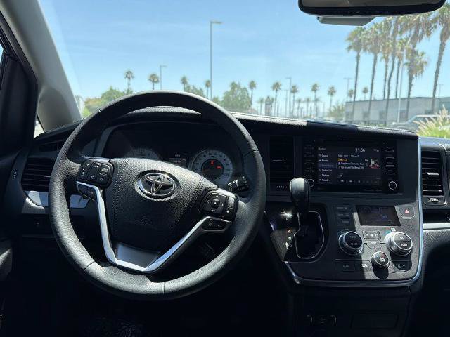 Used 2018 Toyota Sienna SE Premium w/ Carpet Mat Package FWD image 11