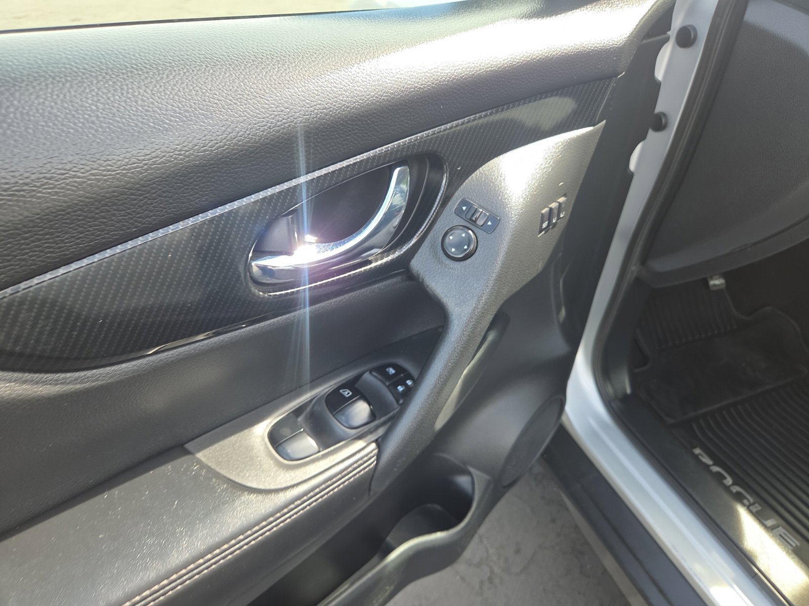 Used 2018 Nissan Rogue SL AWD/4WD image 17