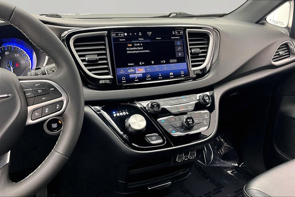 Used 2025 Chrysler Pacifica Select FWD image 6
