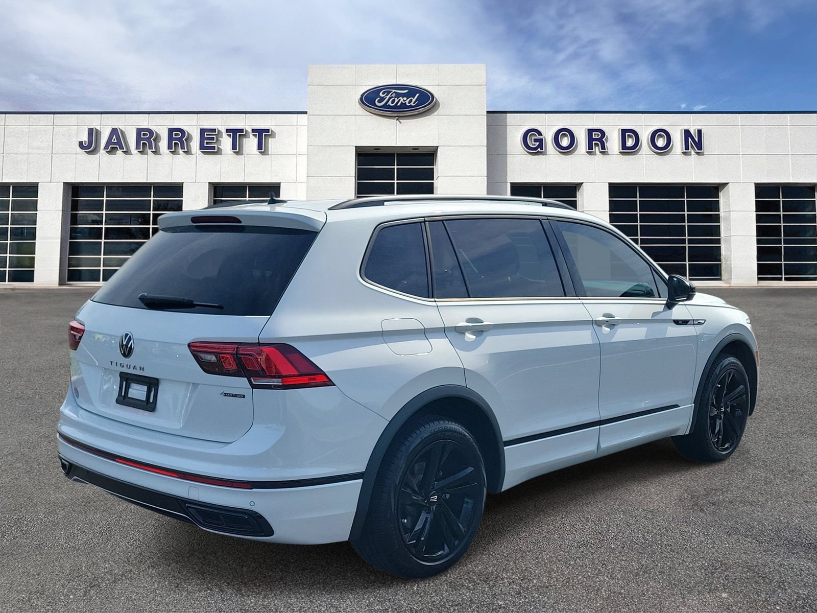 Used 2024 Volkswagen Tiguan SE R-Line AWD/4WD image 4