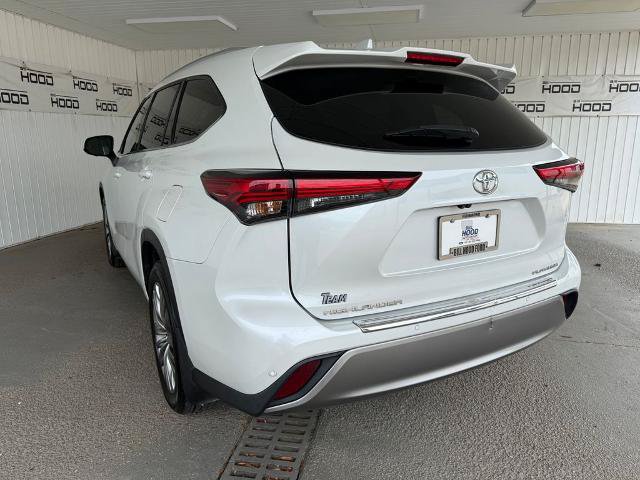 Used 2023 Toyota Highlander Platinum FWD image 2