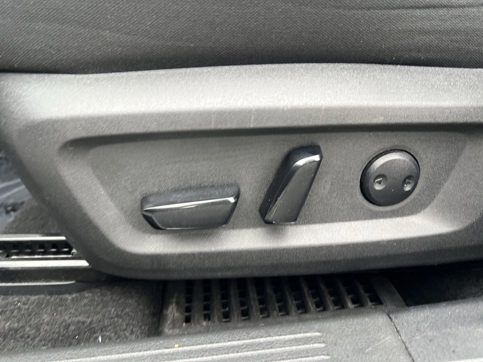 Used 2023 Nissan Rogue SV image 14