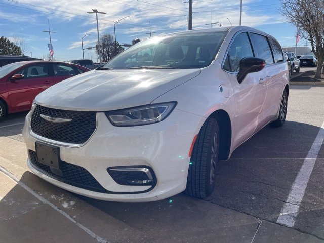 Used 2024 Chrysler Pacifica Select image 1