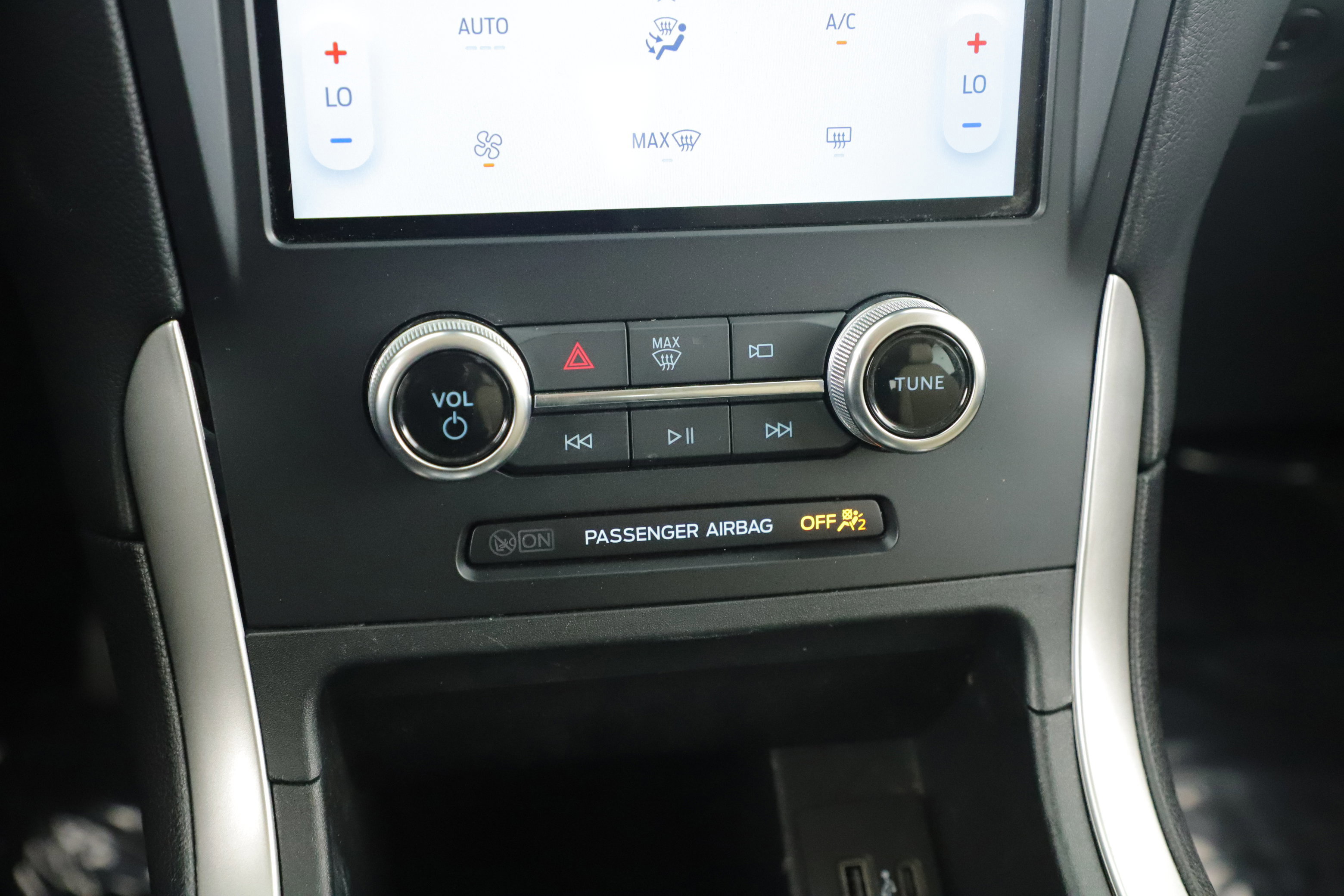 Certified 2024 Ford Edge SE image 6