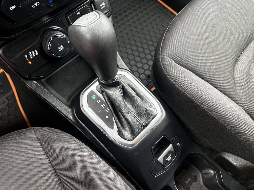 Used 2018 Jeep Renegade Latitude AWD/4WD image 19