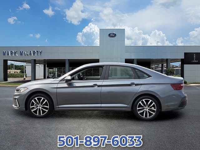 Used 2025 Volkswagen Jetta SE FWD image 2