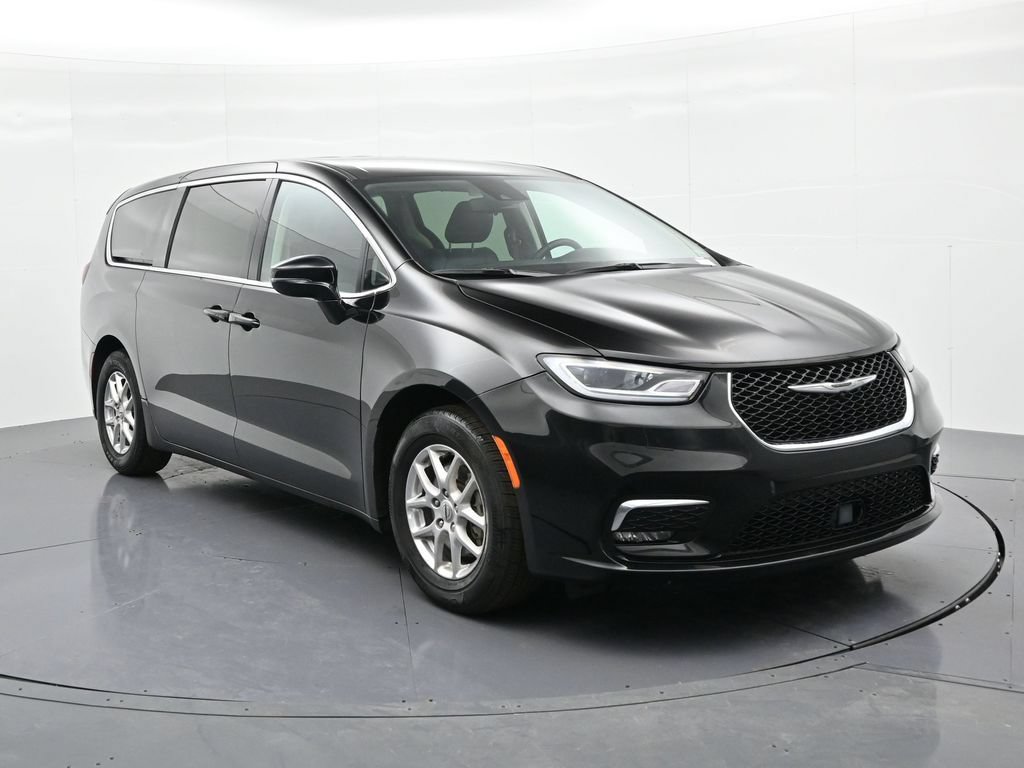 Used 2024 Chrysler Pacifica Touring-L FWD image 4