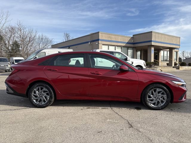 Used 2024 Hyundai Elantra SEL image 3