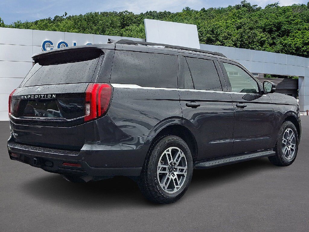 Certified 2025 Ford Expedition Active AWD/4WD image 6