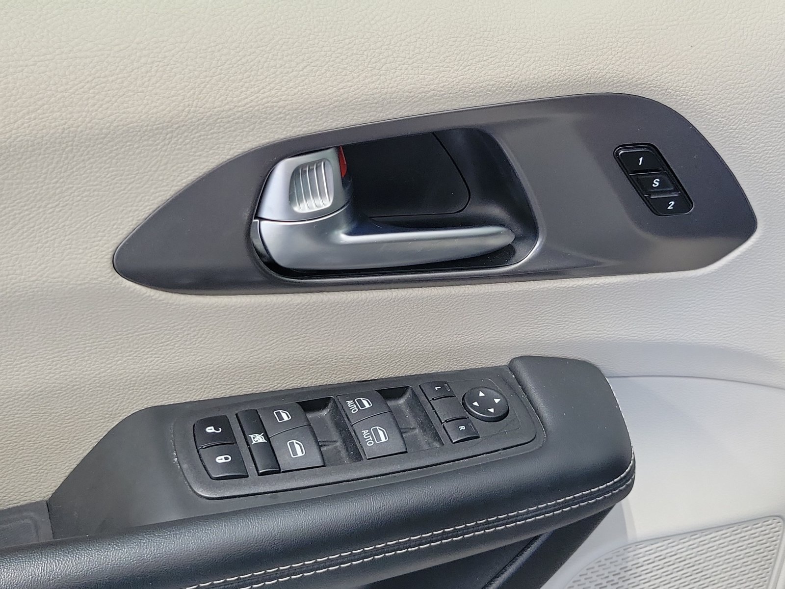 Used 2023 Chrysler Pacifica Touring-L FWD image 7