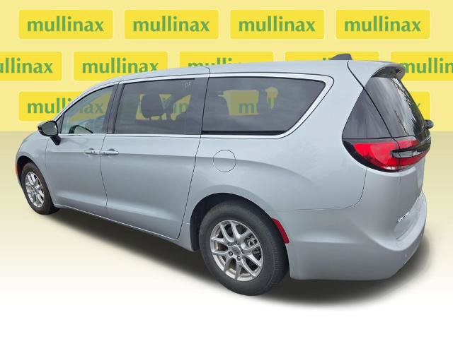 Used 2024 Chrysler Pacifica Touring-L FWD image 11