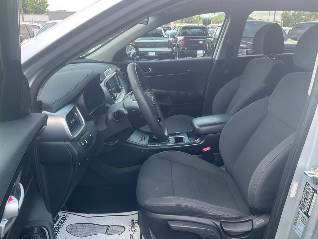 Used 2020 Kia Sorento LX FWD image 16