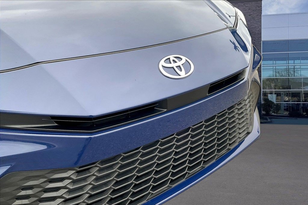 Used 2025 Toyota Camry SE FWD image 32