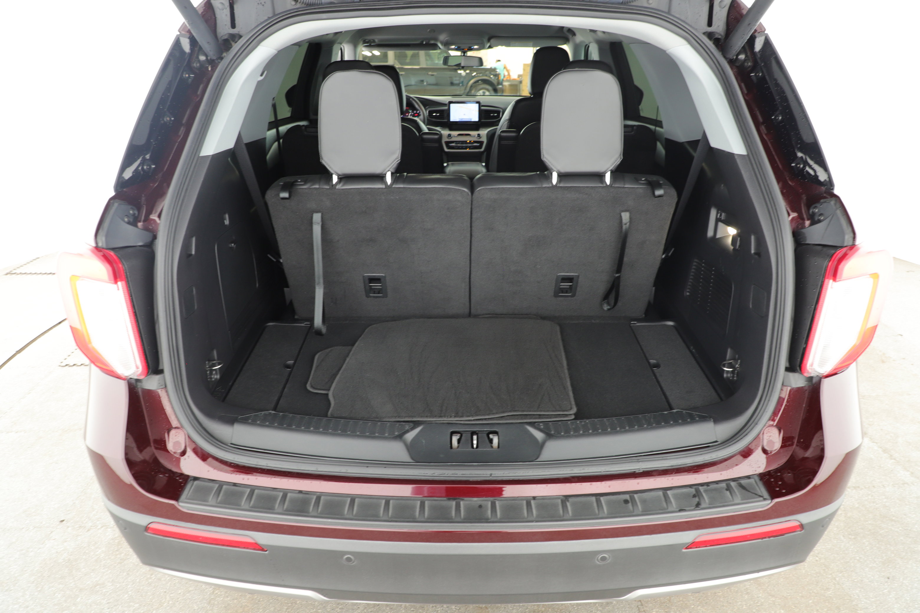 Certified 2022 Ford Explorer XLT w/ Equipment Group 202A RWD image 5