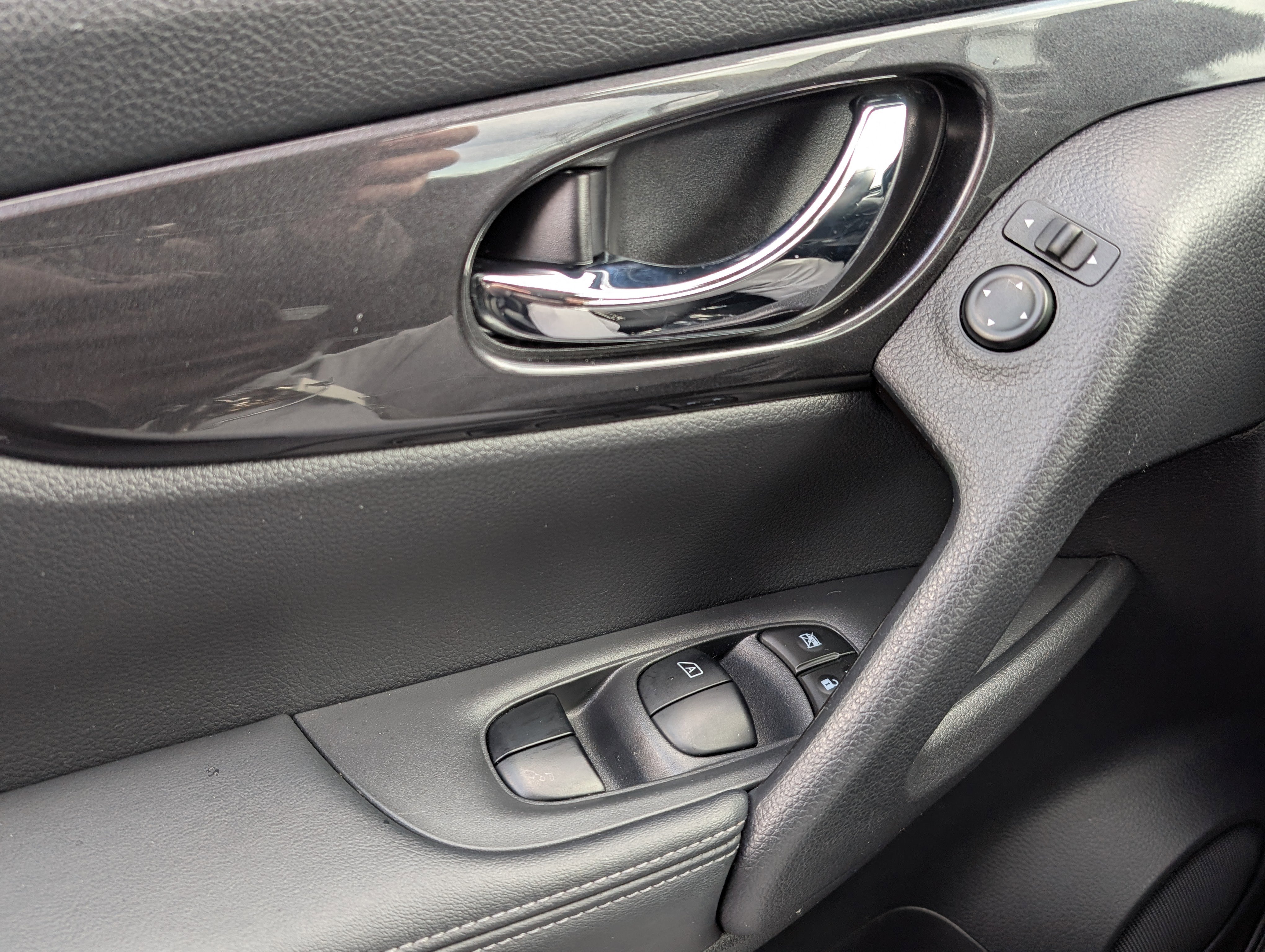 Used 2018 Nissan Rogue SV image 18