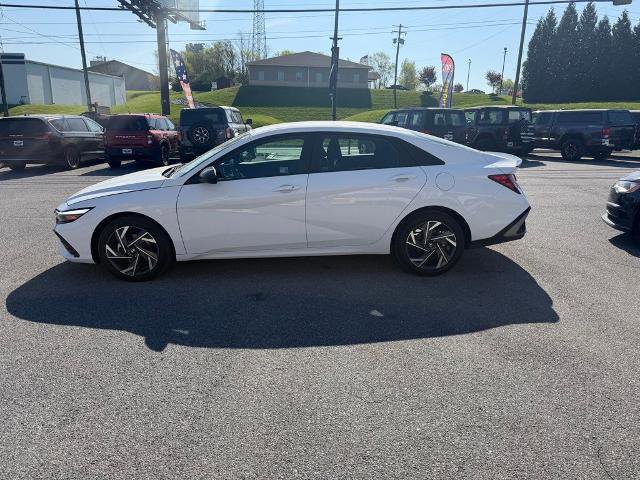 Used 2025 Hyundai Elantra Sport FWD image 2