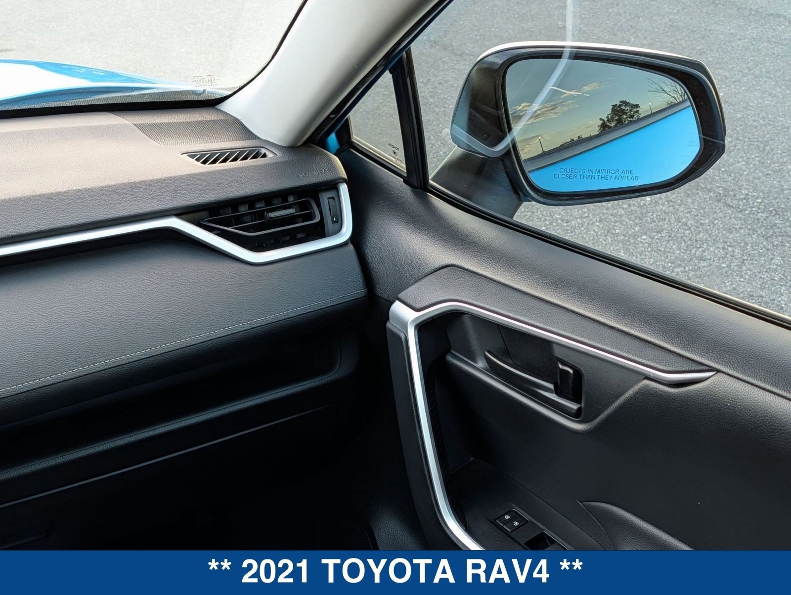 Used 2021 Toyota RAV4 LE image 17