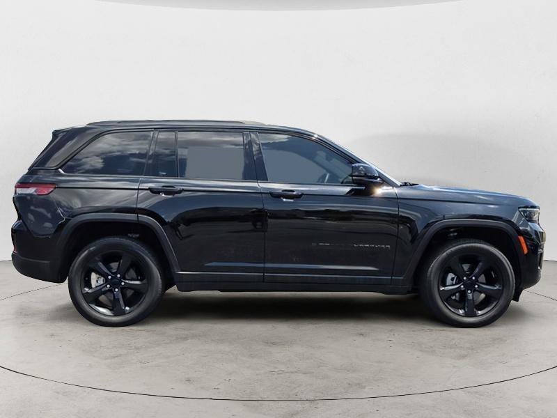 Used 2022 Jeep Grand Cherokee Altitude RWD image 2