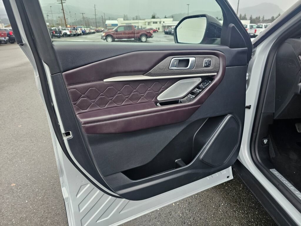 Certified 2025 Ford Explorer Platinum w/ LUX Leather Package image 17