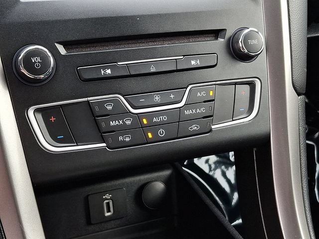 Certified 2018 Ford Fusion SE w/ Fusion SE Technology Package FWD image 19
