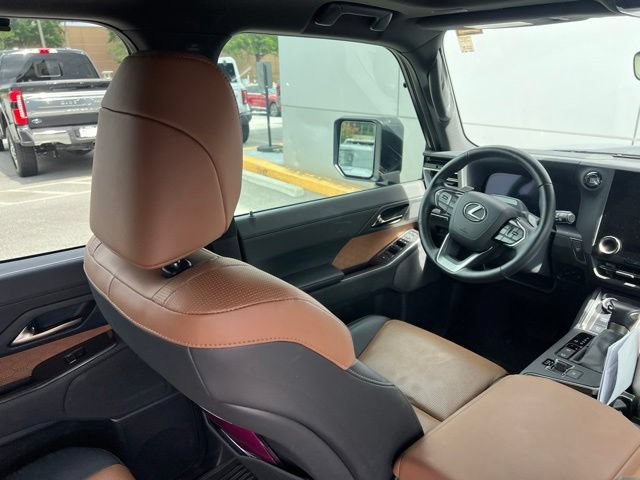 Used 2024 Lexus GX 550 w/ Accessory Package (2T) AWD/4WD image 10