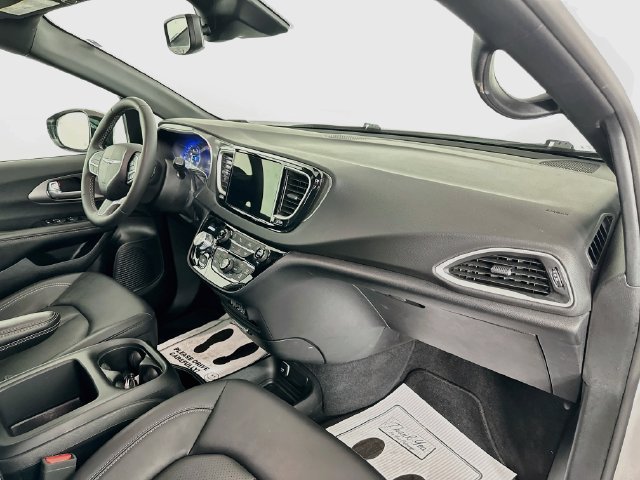 Used 2025 Chrysler Pacifica Select FWD image 33