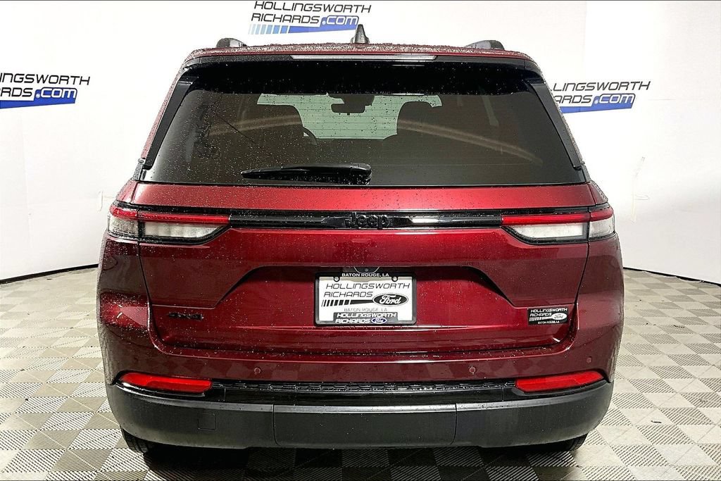 Used 2025 Jeep Grand Cherokee Altitude AWD/4WD image 4