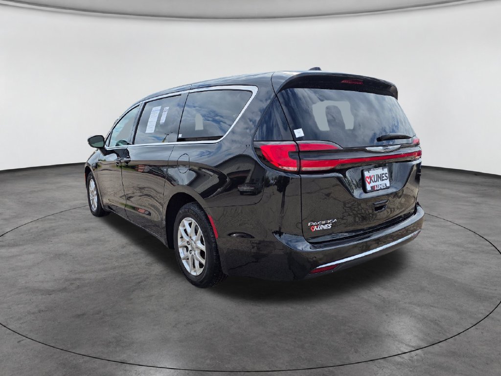 Used 2023 Chrysler Pacifica Touring-L FWD image 6