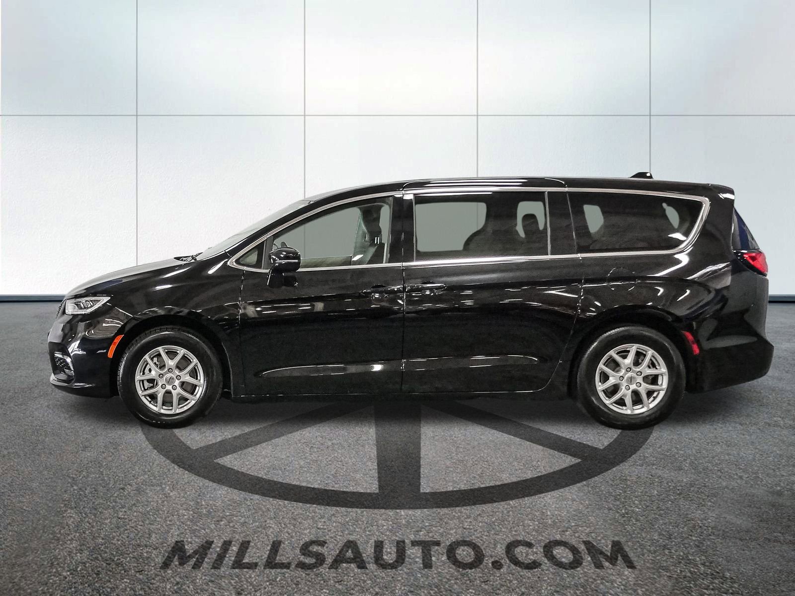 Used 2024 Chrysler Pacifica Touring-L image 3